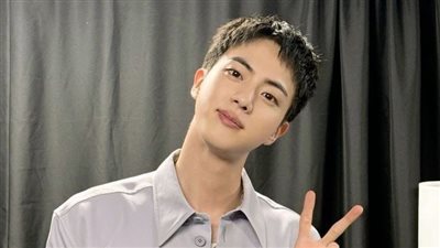 المطرب الكوري جين يشارك في حمل شعلة أولمبياد باريس 