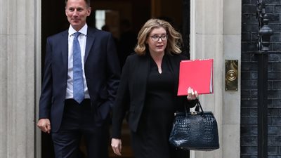 الذكاء الاصطناعي يتسبب في إحراج كبار السياسيات البريطانيات