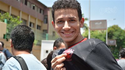 طلاب الثانوية يرتدون تيشيرت الأهلي أثناء أداء امتحان اللغة الإنجليزية (صور)