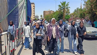 فرحة طلاب الثانوية العامة في الأقصر بسهولة امتحان اللغة الإنجليزية (فيديو)