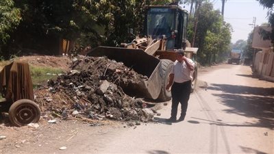 رفع نواتج تطهير الترع والمصارف بقرى أسيوط
