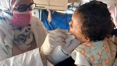 وكيل الصحة بالإسماعيلية تتفقد القافلة الطبية بقرية أبو عيادة (صور)