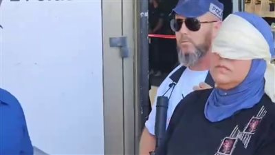 اعتقال والدة وشقيق منفذ عملية الطعن بمركز تجاري في إسرائيل (فيديو)