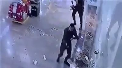 اللحظات الأولى لعملية الطعن في مستوطنة كرمئيل شمال الاحتلال الإسرائيلي (فيديو)