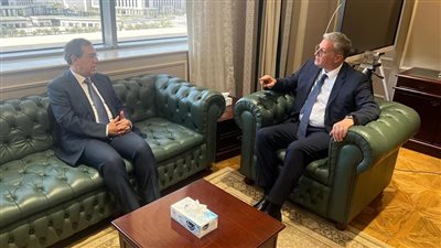 طارق الملا يسلم وزير البترول الجديد مهام منصبه