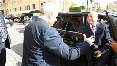 محافظ القاهرة الجديد يصل مكتبه بالديوان العام (صور)