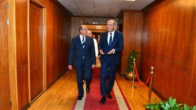 الفريق محمد عباس يستقبل وزير الطيران الجديد (صور)