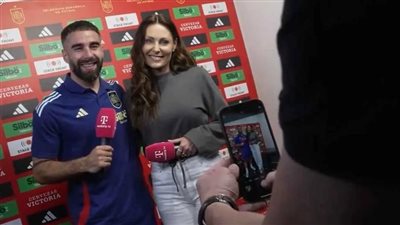 بعد 12 عاما، كارفخال يفاجأ بمعلمته داخل معسكر إسبانيا في ألمانيا (فيديو)