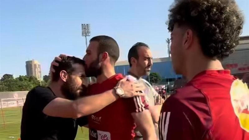 علي معلول لاعب الأهلي،