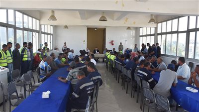 رئيس مياه الأقصر يوجه بمكافأة العاملين المتميزين بإدارات الشركة