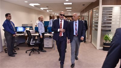 وزير العمل يتفقد مكاتب العاملين بالوزارة ويحثهم على تكثيف الجهود (صور)