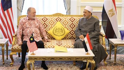 قطع جولته للقائه، ملك ماليزيا يستقبل شيخ الأزهر ويطلب منه هذا الطلب