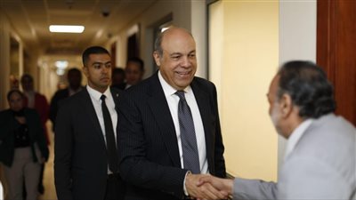 وزير الطيران يلتقي بالعاملين ويتفقد إجراءات العمل بمقر الوزارة بالعاصمة الإدارية الجديدة