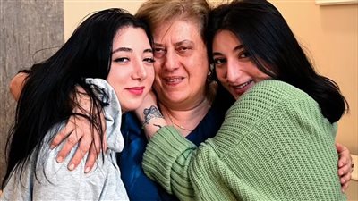 فتاة تعثر على توأمها من خلال التيك توك، ما القصة؟