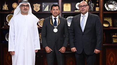  ياسر إدريس يهدي وزير الشباب والرياضة قلادة اللجنة الأولمبية