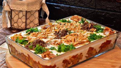 طريقة عمل فتة البطاطس باللحم المفروم والزبادي، أكلة لذيذة 