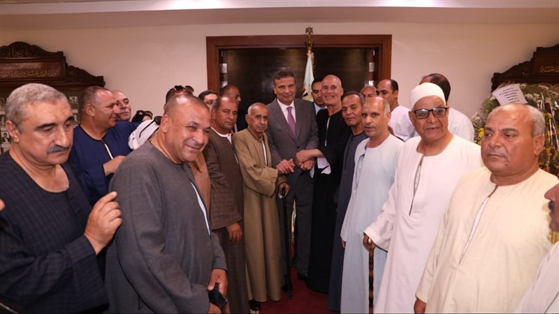وزير الزراعة مع عدد