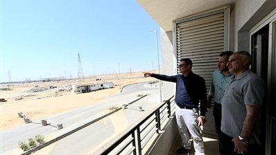 وزير الاسكان يتفقد شقق سكن لكل المصريين بالعاشر من رمضان