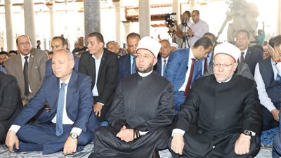 احتفالا بعيدها القومي، الأزهري ومحافظ القاهرة يؤديان صلاة الجمعة بمسجد عمرو بن العاص