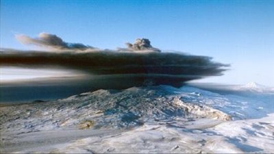 بركان في روسيا يقذف عمودا من الرماد إلى ارتفاع 2.5 كم