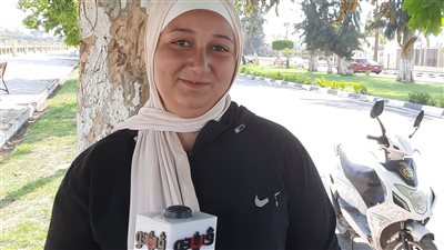 تتحدى البطالة بالاسكوتر، قصة نعمة مع الدراسة الجامعية والعمل في توصيل الطلبات للمنازل (فيديو وصور)