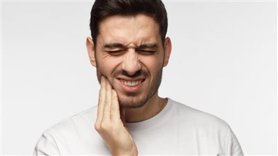 أسباب طقطقة الفك، ومتى تؤدي إلى تلف المفصل؟