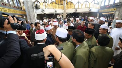 10 صور ترصد احتفاء مسلمي تايلاند بشيخ الأزهر أثناء أداء صلاة الجمعة