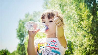 العلامات التحذيرية للجفاف عند الأطفال وطرق علاجه 