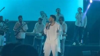 بالملابس البيضاء، محمد حماقي يشعل حفله في بورسعيد بحضور جماهيري كبير (صور)