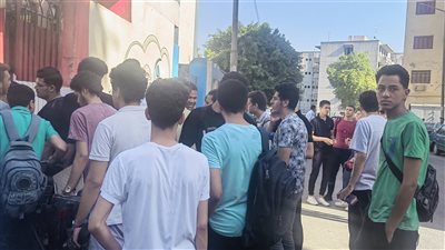 طلاب الثانوية العامة يؤدون امتحاني الكيمياء والجغرافيا بأسيوط (بث مباشر)