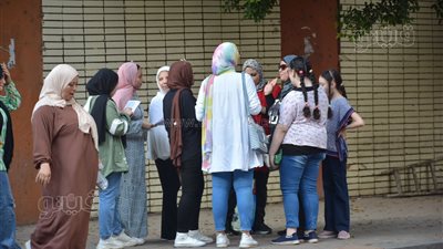 بدء توافد طلاب الثانوية العامة على اللجان لأداء امتحاني الكيمياء والجغرافيا (صور)