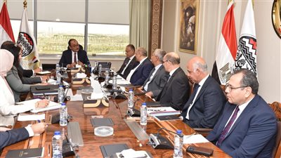 وزير قطاع الأعمال العام يجتمع برؤساء الشركات القابضة التابعة للوزارة 