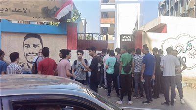 انهيار طالب وسقوطه أرضا عقب خروجه من امتحان الكيمياء بأسيوط (بث مباشر)