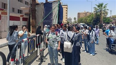 طلاب الثانوية العامة بالأقصر عن امتحان الكيمياء: مش أصعب من الفيزياء (بث مباشر)