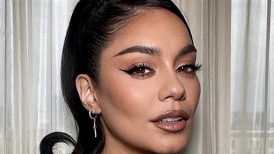 فانيسا هادجنز تهاجم المصورين بعد ولادتها