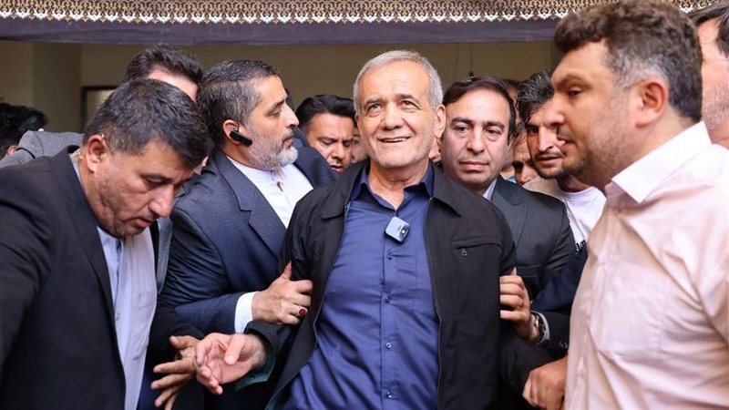 المرشح للرئاسة بزشكيان،