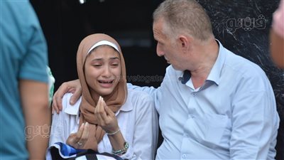 صدمة الأب وبكاء الابنة، طالبة بالثانوية العامة تنهار بعد امتحان الكيمياء (صور)