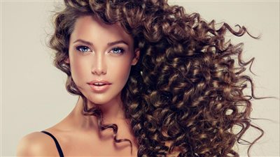 وصفات من الطبيعة للعناية بشعرك الكيرلي في الصيف