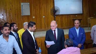 رئيس جامعة سوهاج يشهد مناقشة مشروعات تخرج طلاب الهندسة 