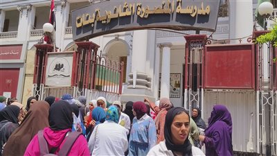 فرحة طلاب الثانوية العامة في الدقهلية بسهولة امتحاني الكيمياء والجغرافيا (فيديو)