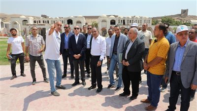 محافظ القاهرة يتابع أعمال إنشاء معارض قرية الفواخير (صور)