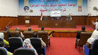 رئيس مركز الفرافرة يناقش مقترحات الخطة الاستثمارية القادمة