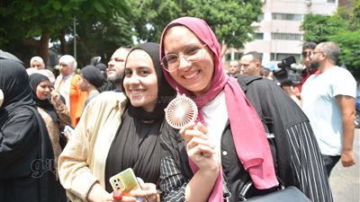 طلاب الثانوية العامة عن امتحان الكيمياء: محتاج وقت وفيه أسئلة جديدة (فيديو) 