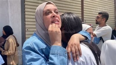 أم تحتضن ابنتها بعد الكيمياء: امتحان محطوط لدكاترة، حرام احنا بنموت (فيديو)