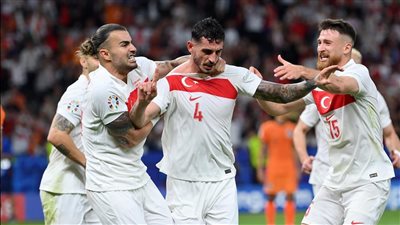 هولندا يسجل هدف التعادل أمام تركيا 1-1 في ربع نهائي اليورو 