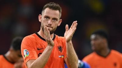 مدافع هولندا يحصد جائزة أفضل لاعب في مباراة تركيا 