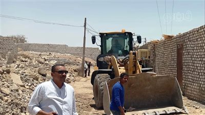 محافظ أسوان يتابع انطلاق حملة إزالة التعديات على الأراضي الزراعية وأملاك الدولة (صور)