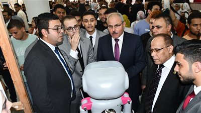 رئيس جامعة القناة يتفقد 40 مشروع تخرج قدمها 250 طالبا بكلية الهندسة (صور) 