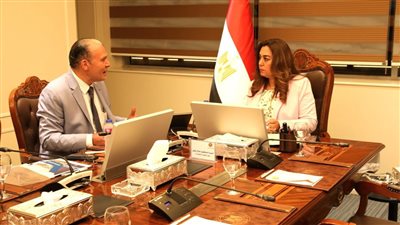 وزيرة التنمية المحلية تتفقد الإدارات المركزية بالوزارة (صور)