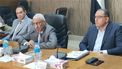 محافظ شمال سيناء يلتقي بمديري الإدارات بالديوان العام 